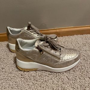 Renato Garini Gold Women’s Sneaker.  Made in Italy Zipper and Laces US 8 / EU 38